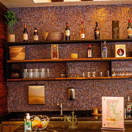 Roots Hotel Apartments 阿比让 外观 照片