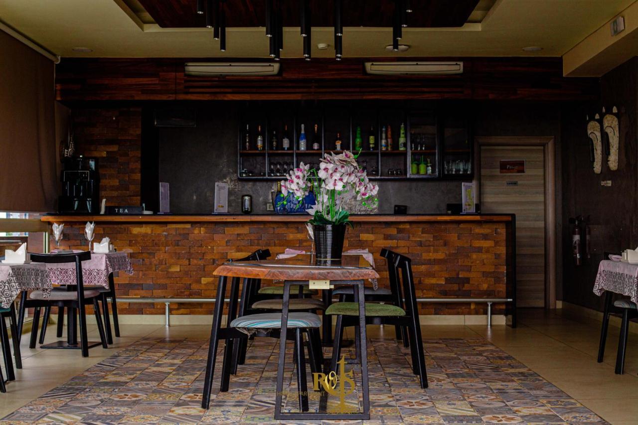 Roots Hotel Apartments 阿比让 外观 照片
