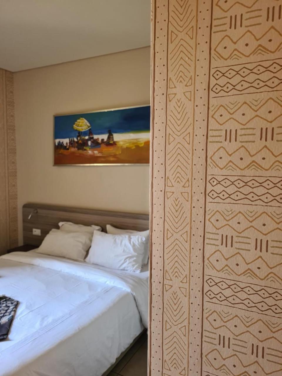 Roots Hotel Apartments 阿比让 外观 照片