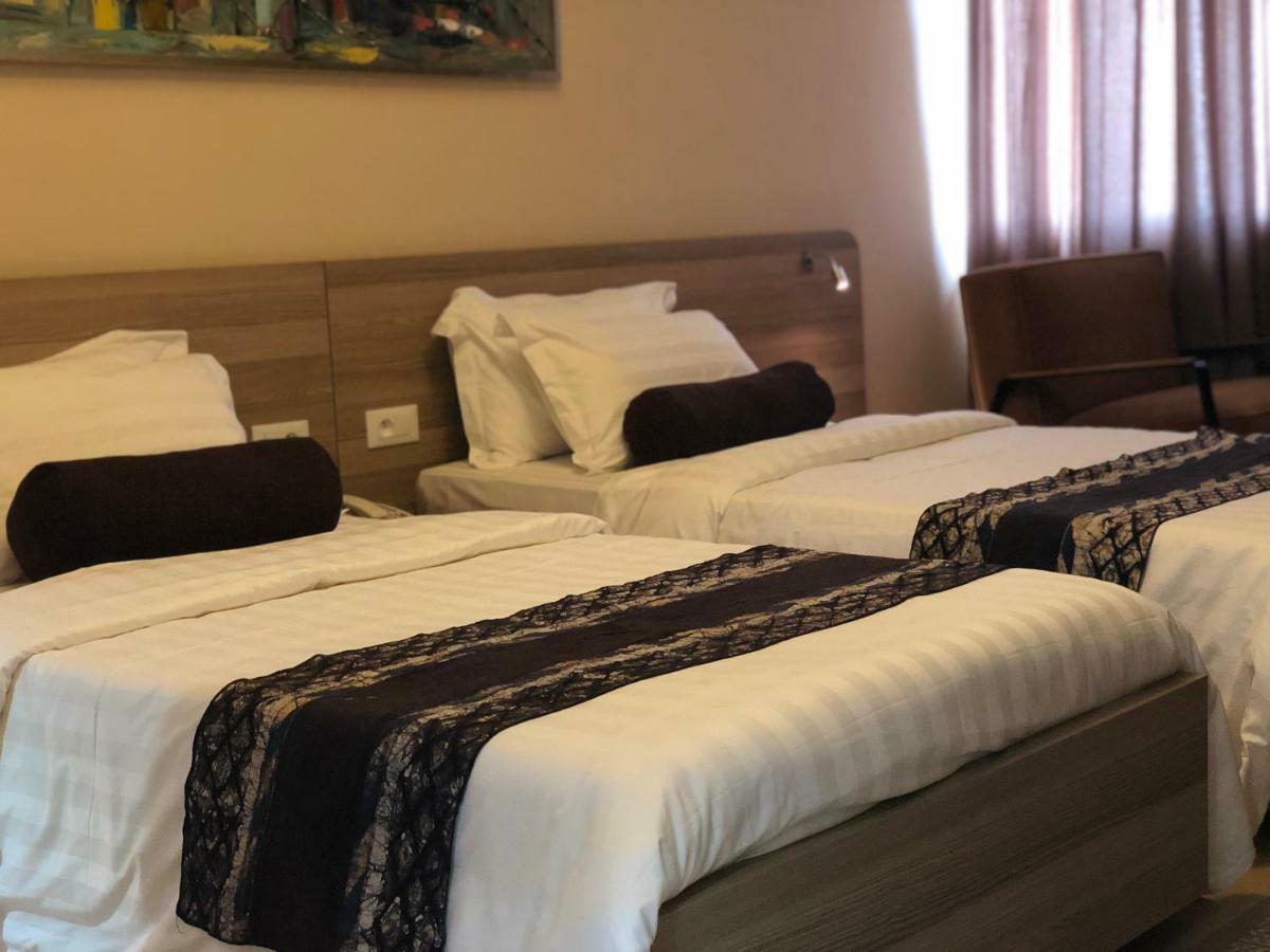 Roots Hotel Apartments 阿比让 外观 照片
