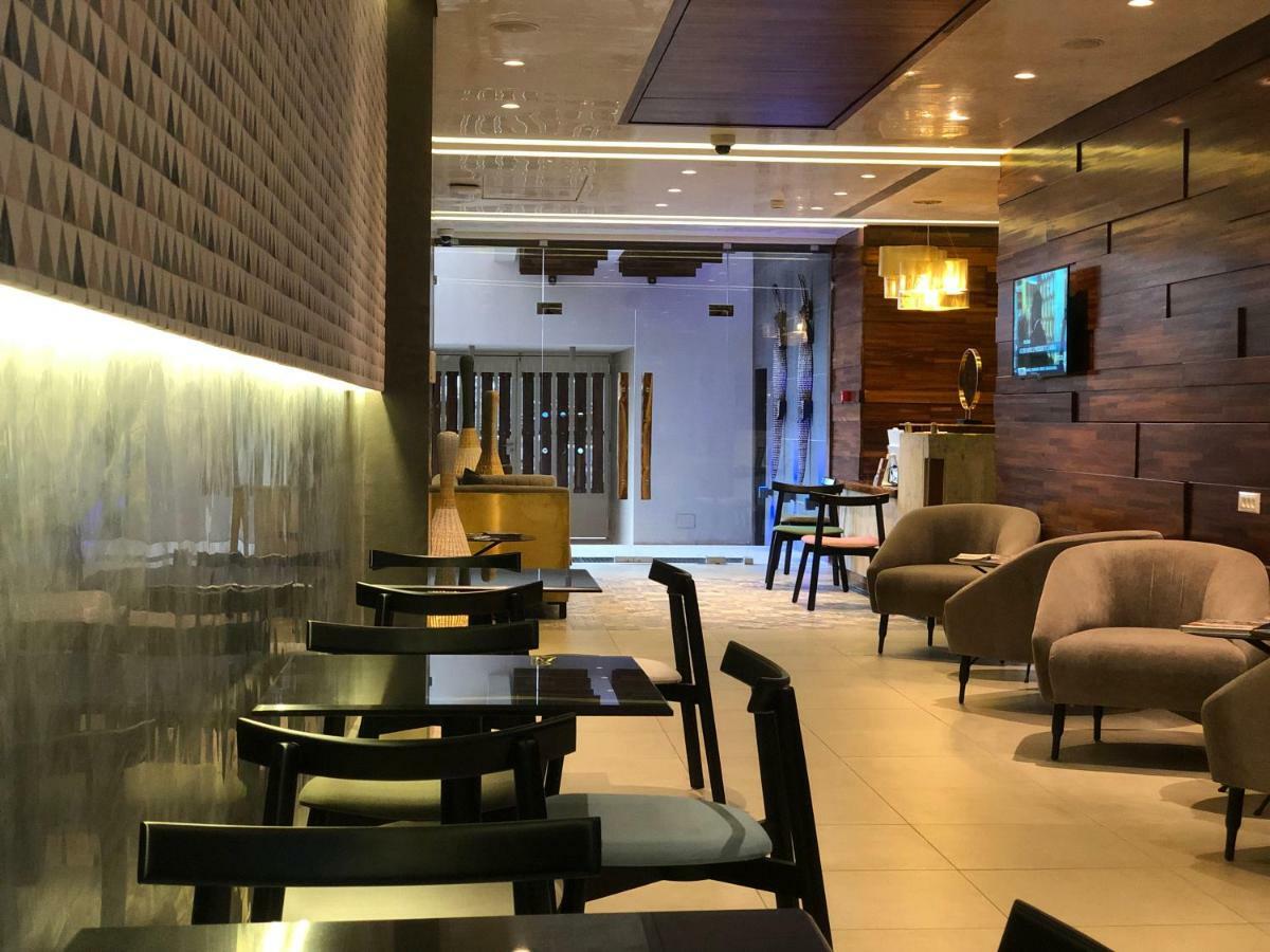 Roots Hotel Apartments 阿比让 外观 照片