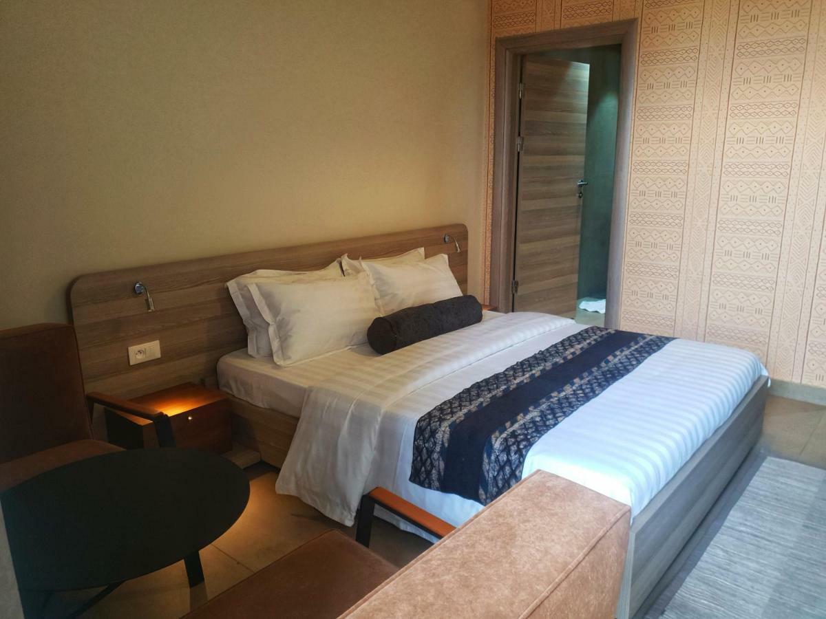 Roots Hotel Apartments 阿比让 外观 照片